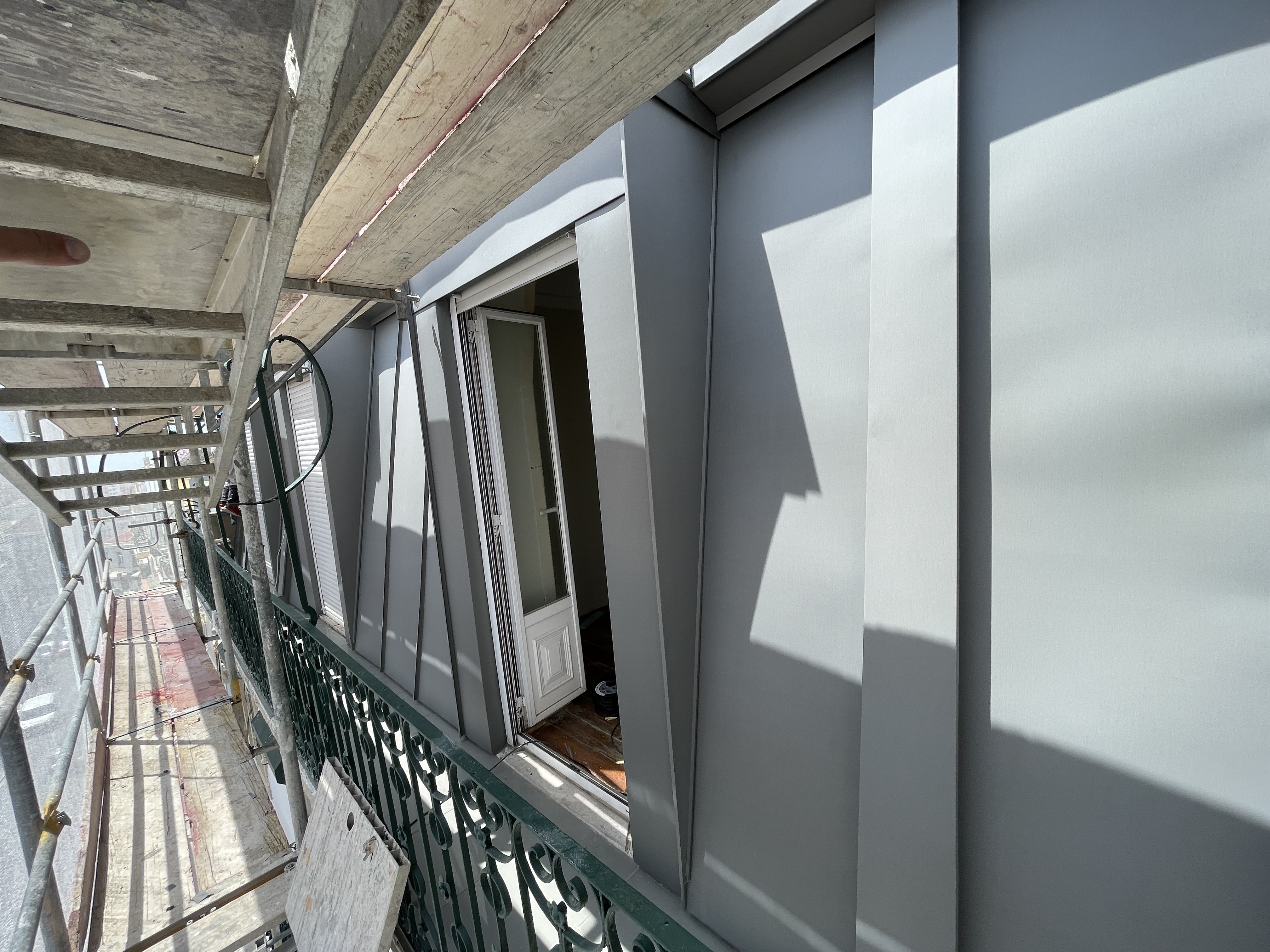 Telhado em zinco com junta agrafada - projeto residencial