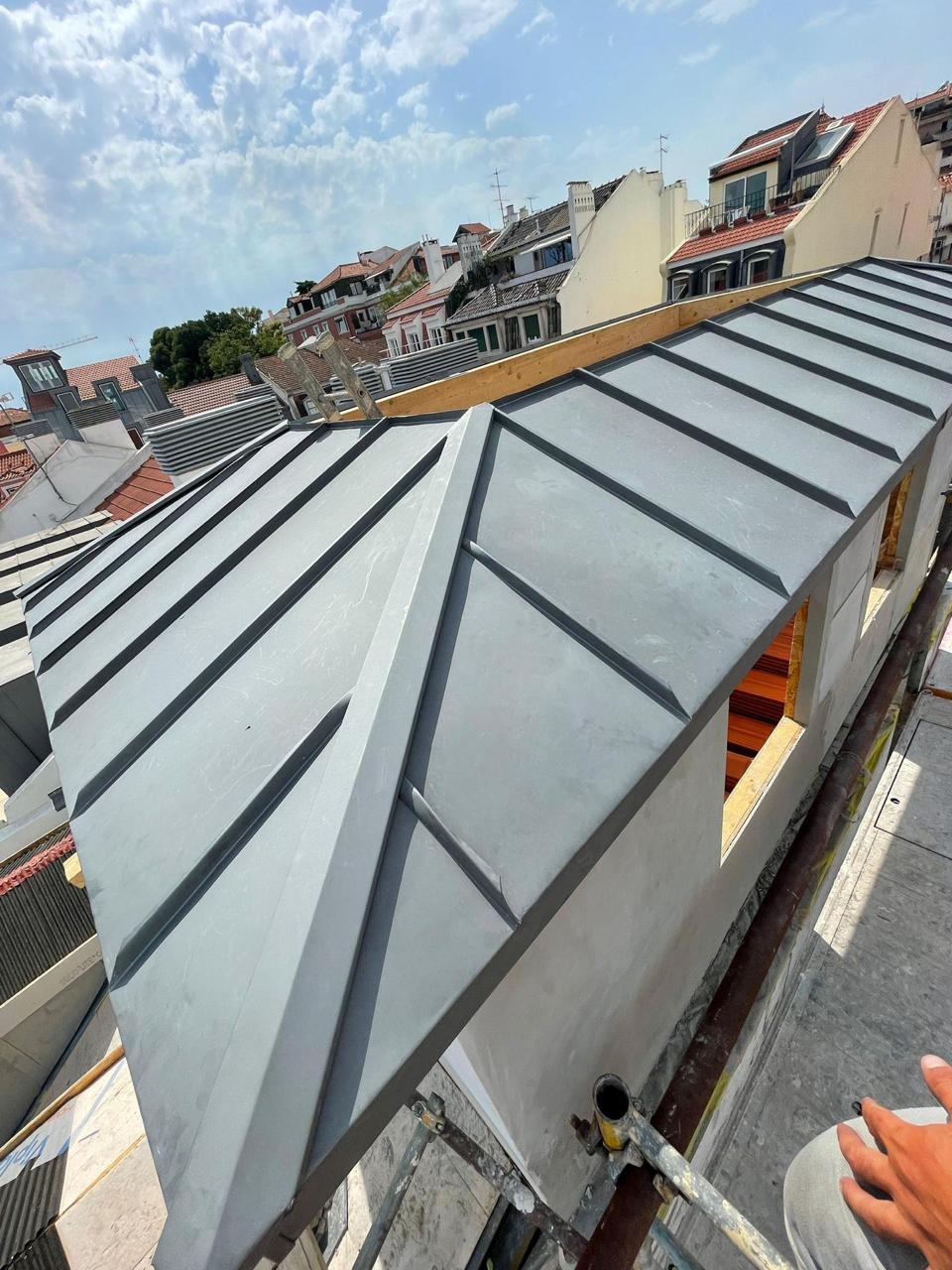 Detalhe de caleira em zinco - fabrico proprio