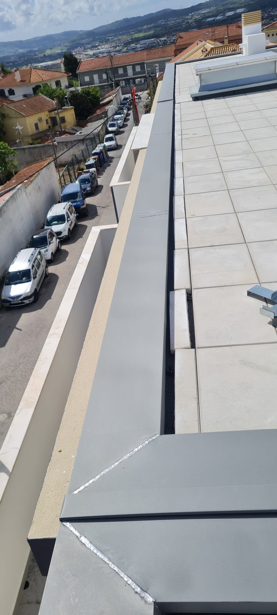 Detalhe de junta agrafada em zinco titanio