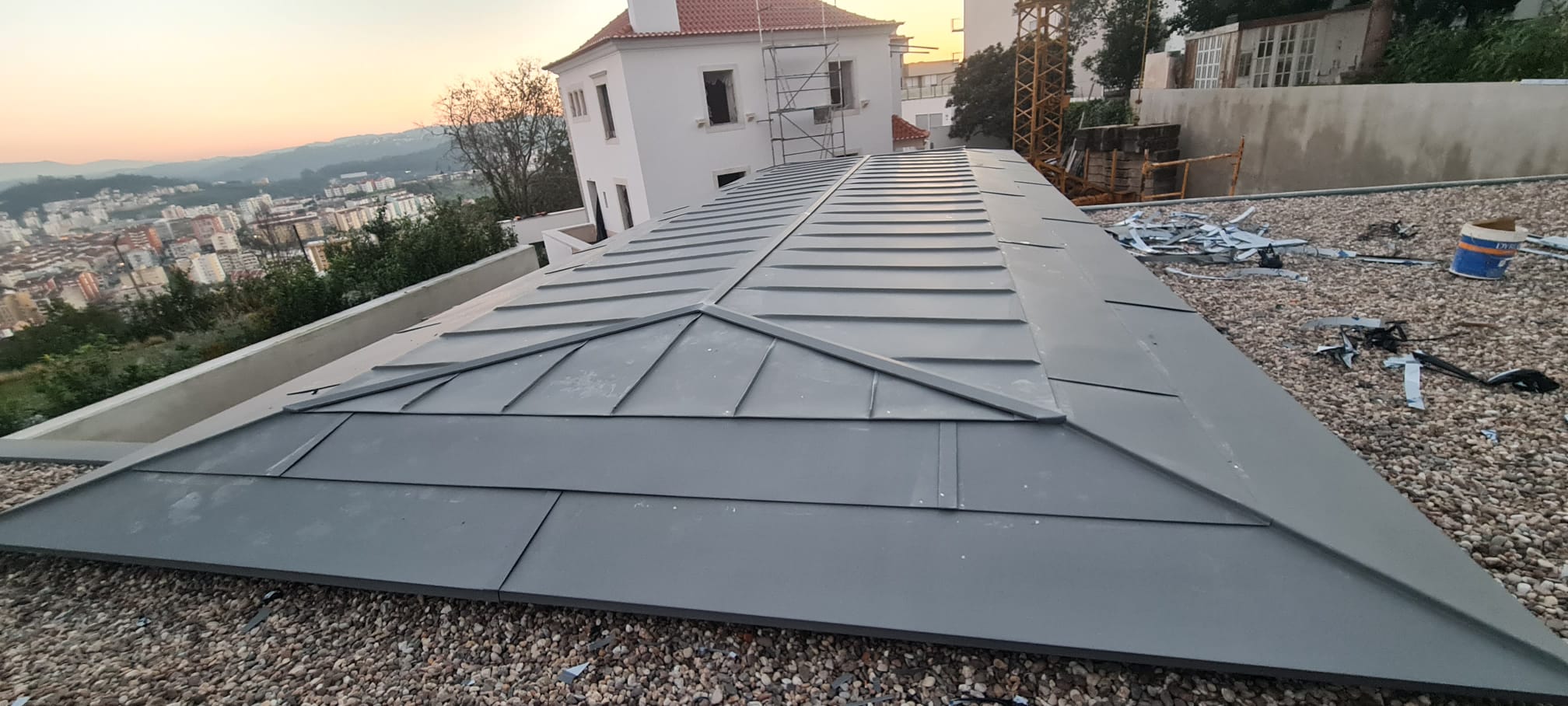 Sistema de drenagem em zinco - caleiras e tubos