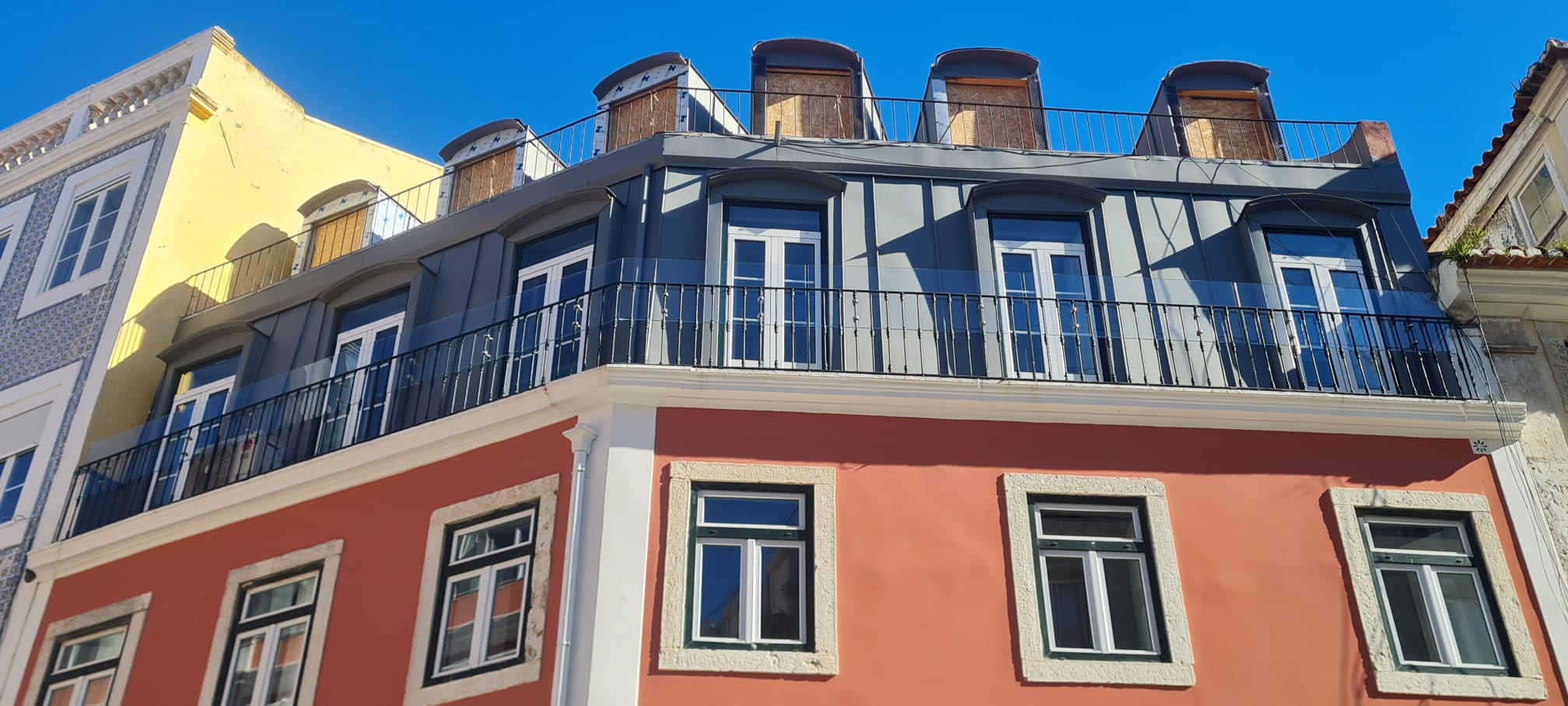 Revestimento de fachada em cobre patinado