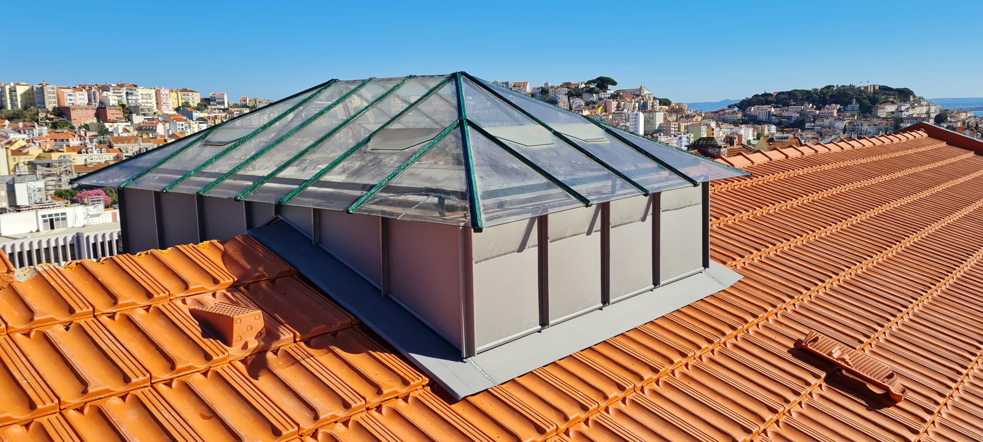 Fachada em zinco com paineis decorativos